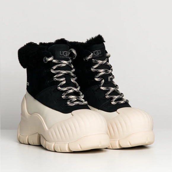 NWOT UGG Women's Adiroam Hiker Boot Black Size 9 - Picture 1 of 10